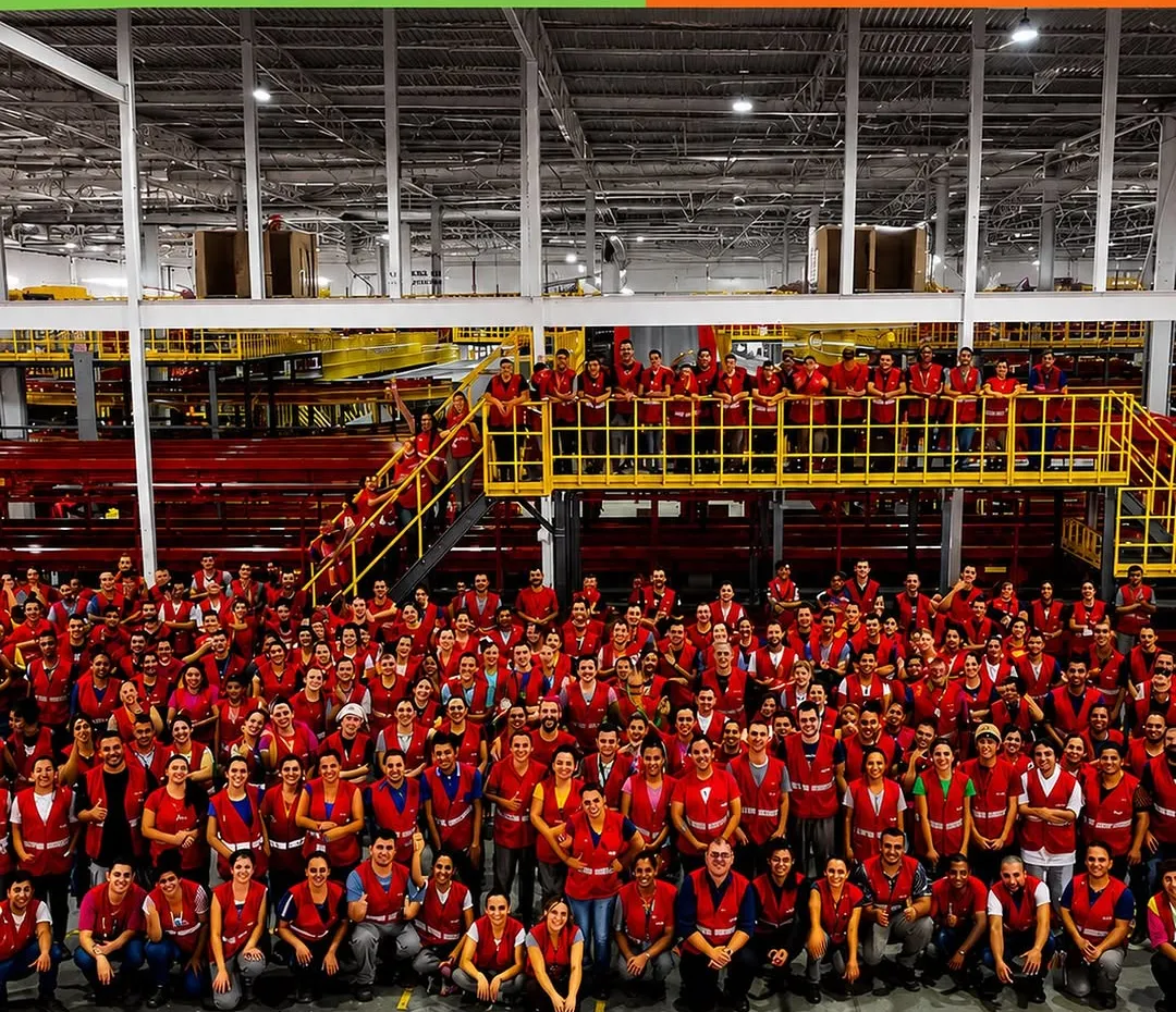 Centenas de colaboradores da J&T Express uniformizados pela Quality em galpão logístico