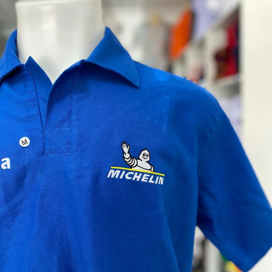 Polo azul com bordado da Michelin feito pela Quality