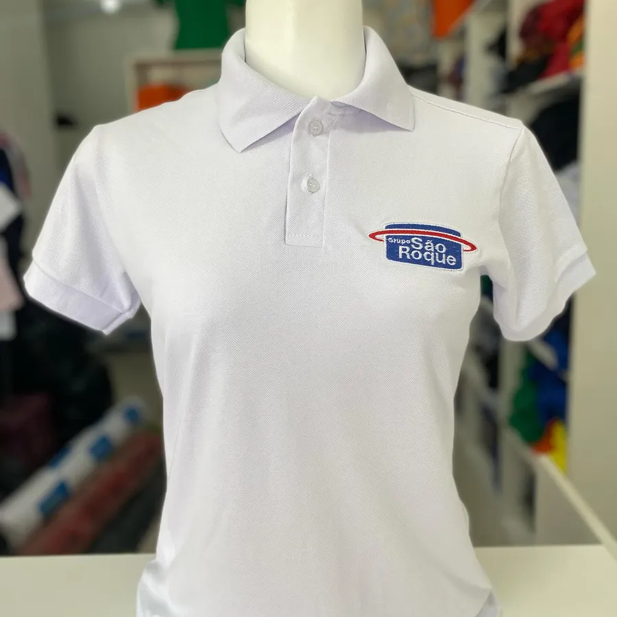Polo branca com bordado do Grupo São Roque