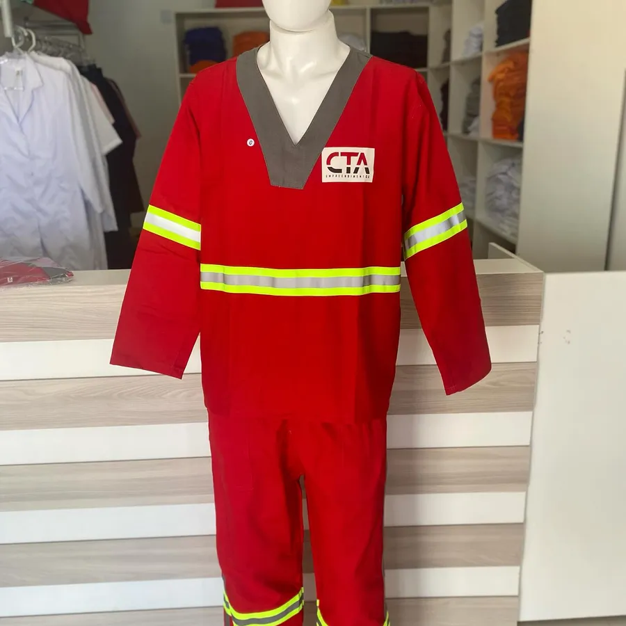 Conjunto operacional vermelho com faixa refletiva