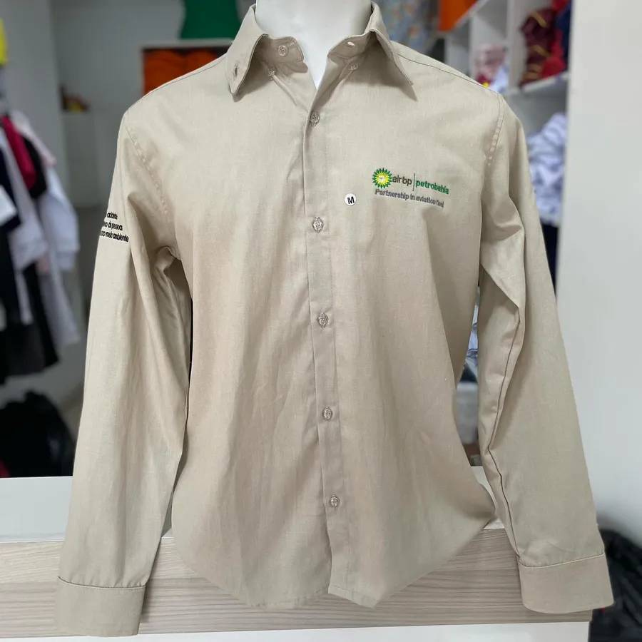 Camisa social em tom areia com bordado